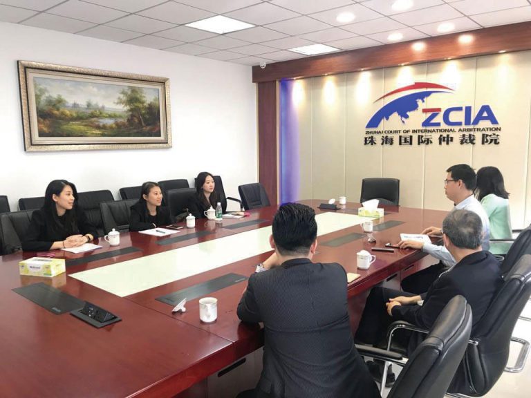 梁亦廷（左一）早前帶領
香港仲裁業界到珠海國際
仲裁院交流經驗。