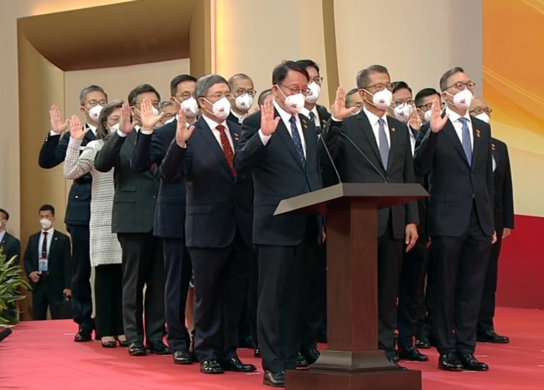 主要官員在陳國基帶領下宣誓就職。