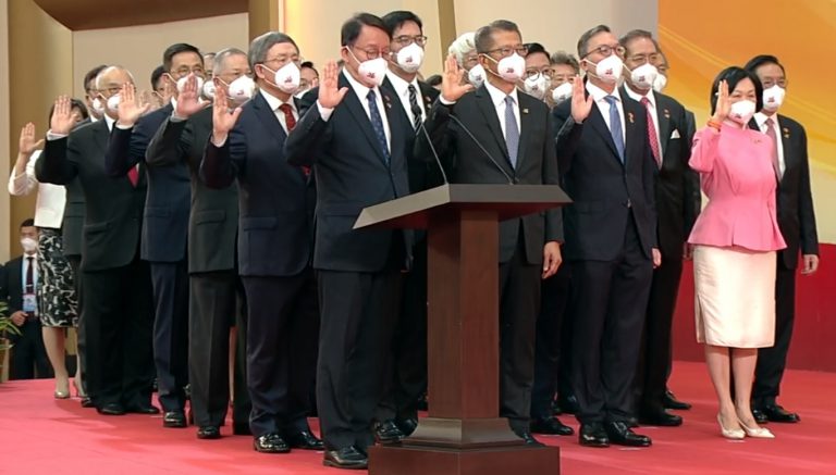 新一屆行會成員在李家超監誓下宣讀誓詞。
