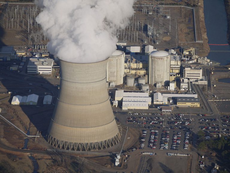 位旗美國阿肯色州的核電廠。﹙互聯網﹚