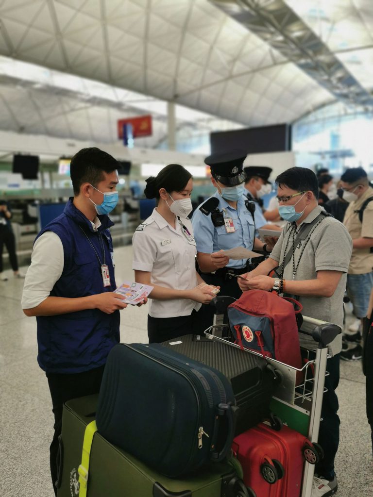 入境處連同警方向前往東南亞的旅客派發傳單，提醒他們不要墮入詐騙集團的陷阱。