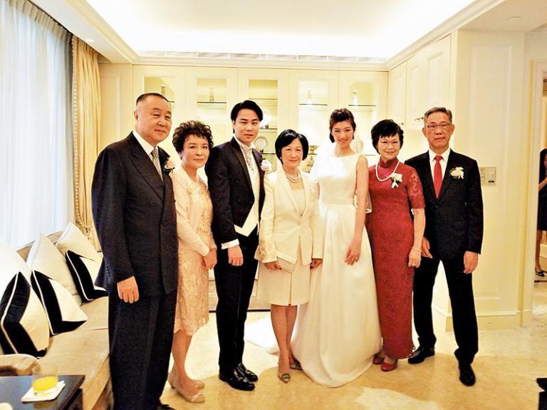 容海恩(右三)與袁彌昌(左三)2018年8月結婚，左一為袁彌昌父親袁弓夷。