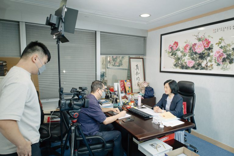 葉劉淑儀（右）接受專訪，表示香港須對佩洛西詆毀「一國兩制」口誅筆伐。