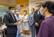李家超訪重大事故控制中心　讚揚醫護人員是香港驕傲
