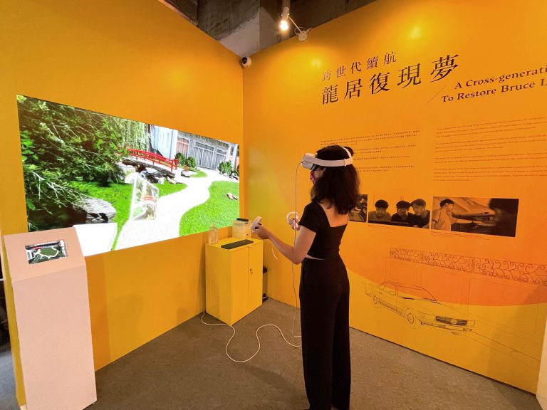 展覽中可以VR遊李小龍故居。