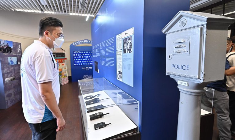 訪客參觀警察不同年代的通訊裝備，了解當中的演變。
