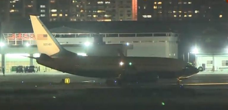 佩洛西專機抵達台北松山機場。﹙互聯網﹚