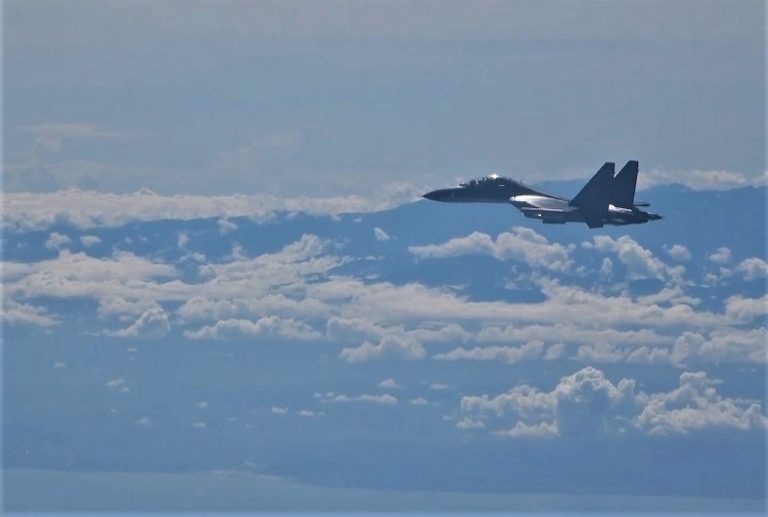 解放軍飛行員說：「在空中目視距離俯瞰寶島台灣的海岸線和中央山脈。」
