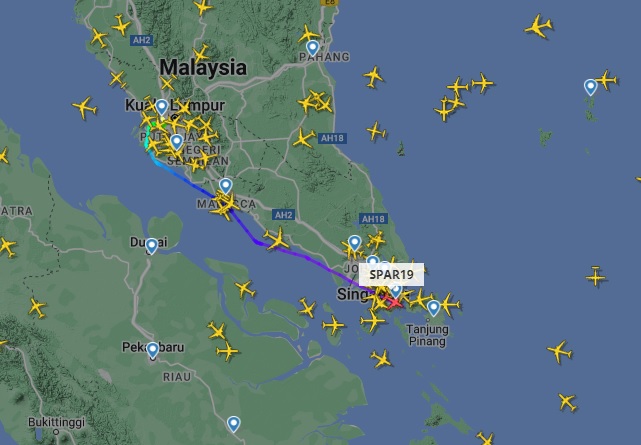 原本接載佩洛西的軍機離開馬來西亞。﹙互聯網﹚