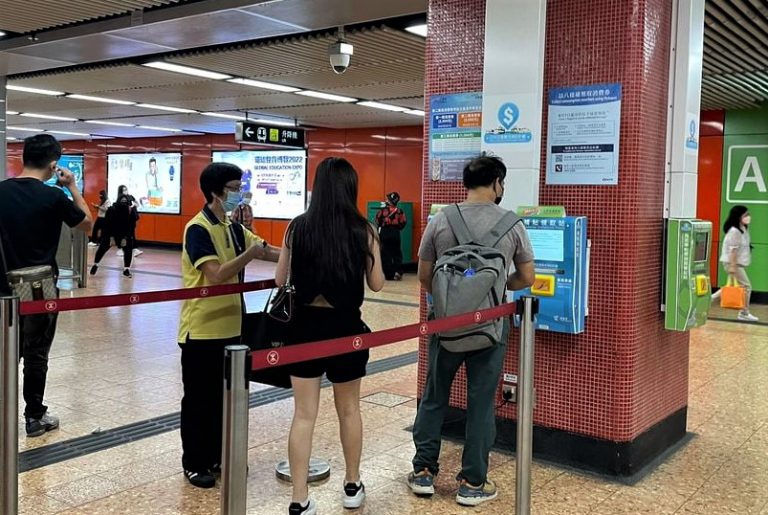 政府今日發放第二階段消費劵，有市民早上到港鐵站拍八達通卡領取。