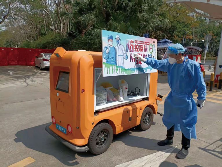 一清無人車在深圳益田村抗疫，不怕感染隨時候命。
