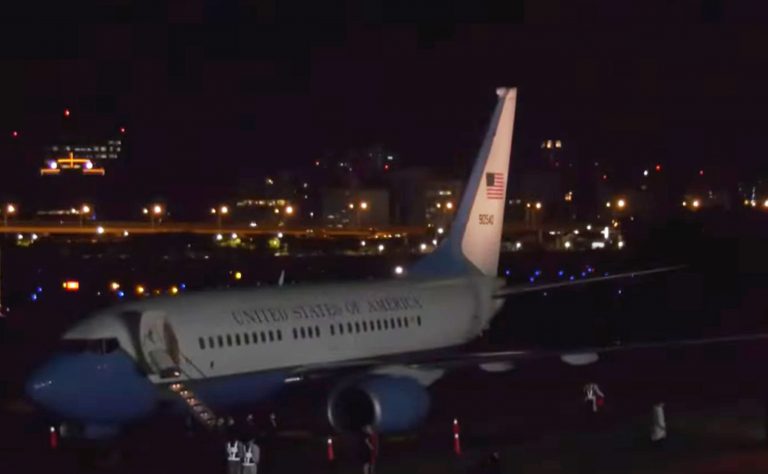 佩洛西專機晚上降落台北松山機場。（中通社）