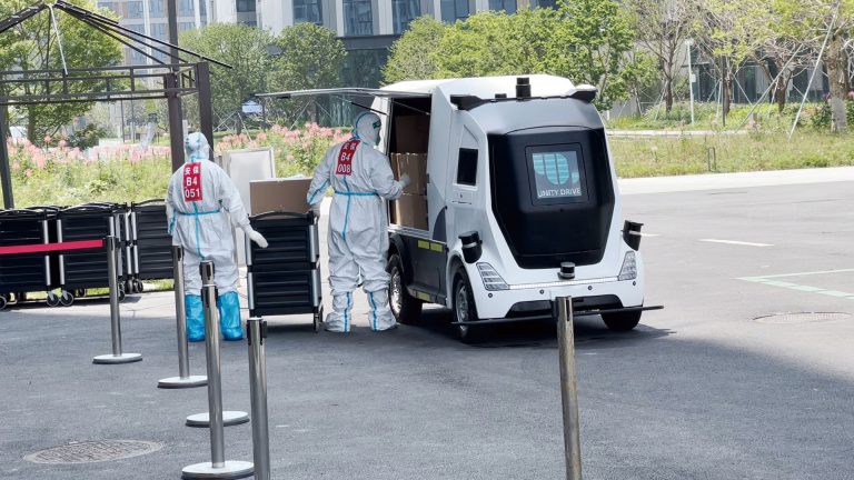 一清無人車在深圳寶安會展隔離酒店做運輸服務，實現零接觸科技抗疫。
