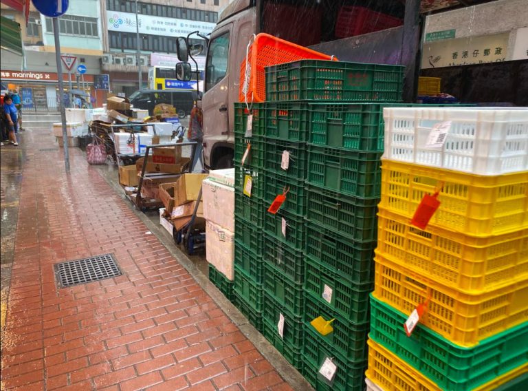 香港仔中心一帶有膠箱被放置於車路位置。