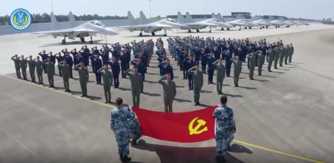 軍人向共產黨旗致敬。
