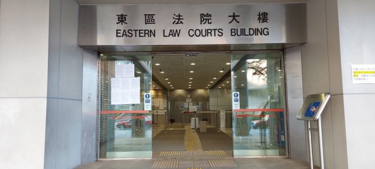 楊子俊今午在東區裁判法院認罪。（文匯報）