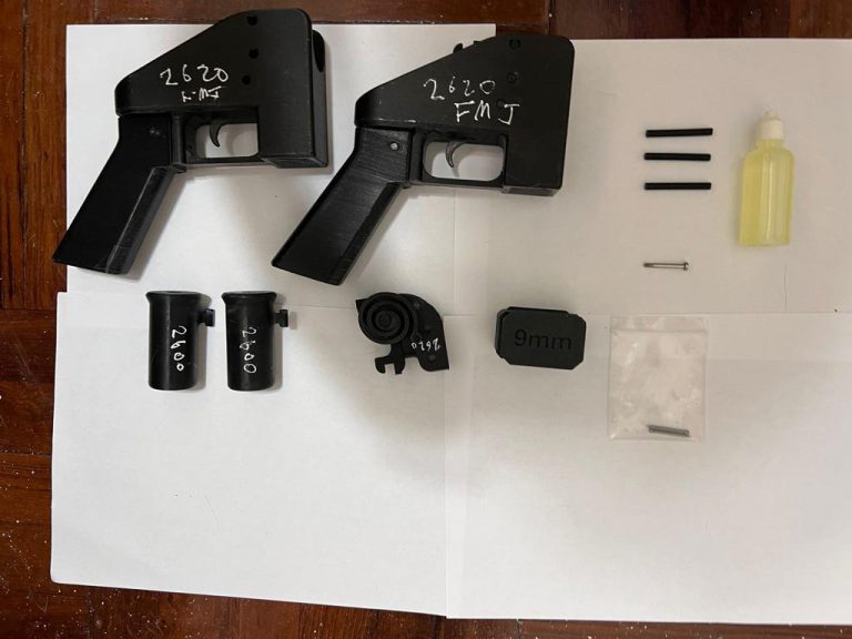 警方破獲涉及「黑暴」潛伏分子的軍火倉，首次檢獲俗稱「幽靈槍」的3D打印槍械。