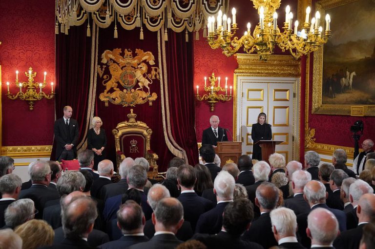 登基會議在倫敦聖詹姆士宮舉行。