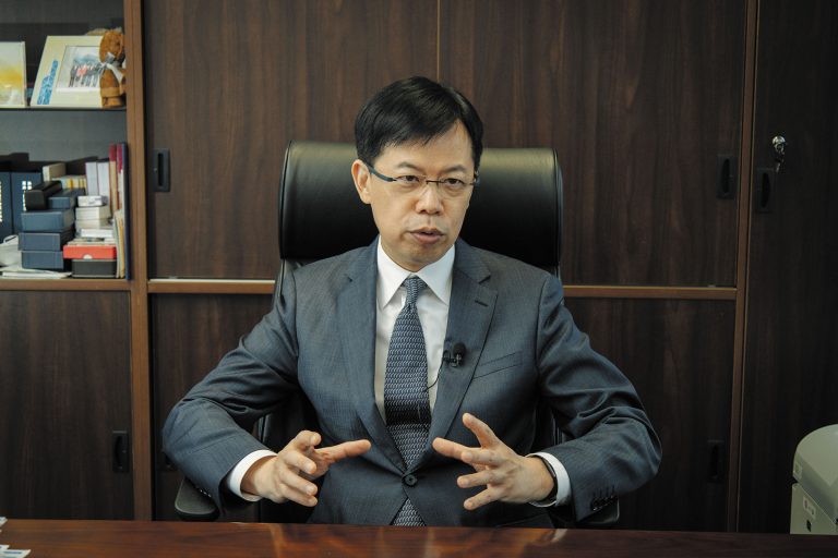 陳振英認為可先把外匯基金投資外國房地產的部分轉移到香港長期投資組合。