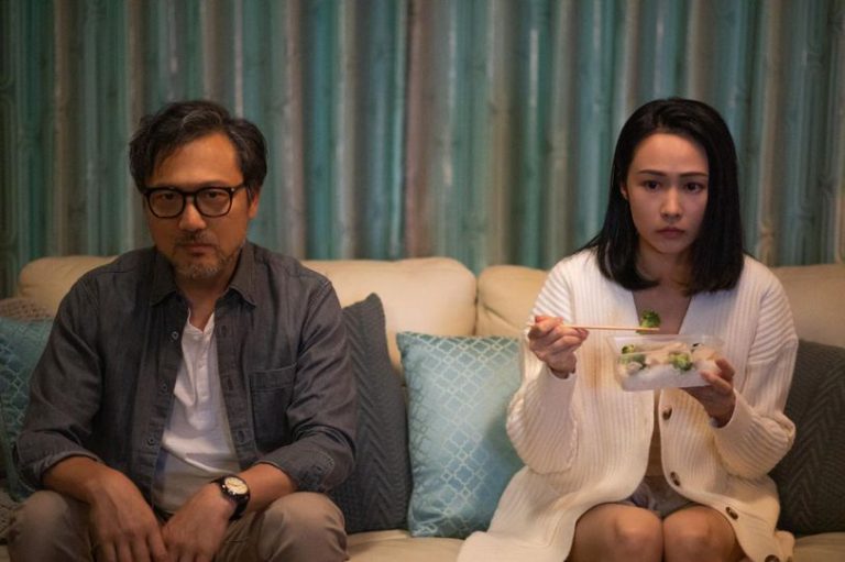 湯怡飾演吳卓羲的妻子，因車禍而失明。