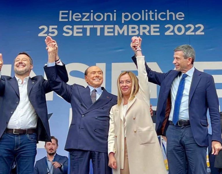 梅洛尼﹙右二﹚在貝盧斯科尼﹙左二﹚支持下帶領中右翼聯盟參選。﹙互聯網﹚