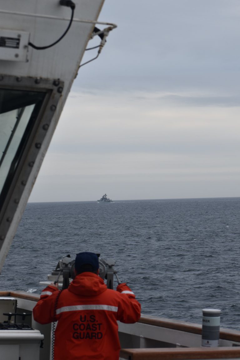 美國海岸防衛隊「金波」巡邏艇官兵監視中國軍艦。﹙互聯網﹚