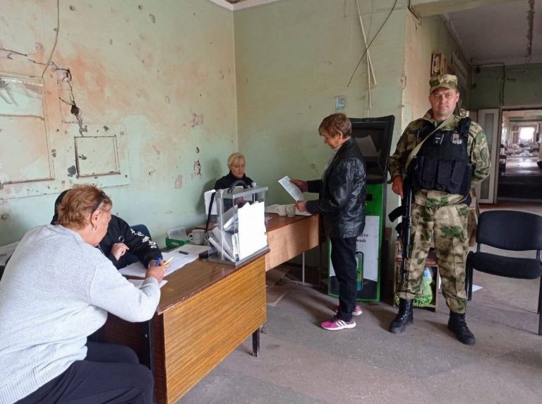 俄軍佔領區居民投票。﹙互聯網﹚