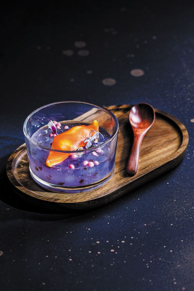蔚藍：紫藍色的桃膠水晶西米啫喱，配仿三文魚壽司的甜品，創意十足，沒有違和感。
