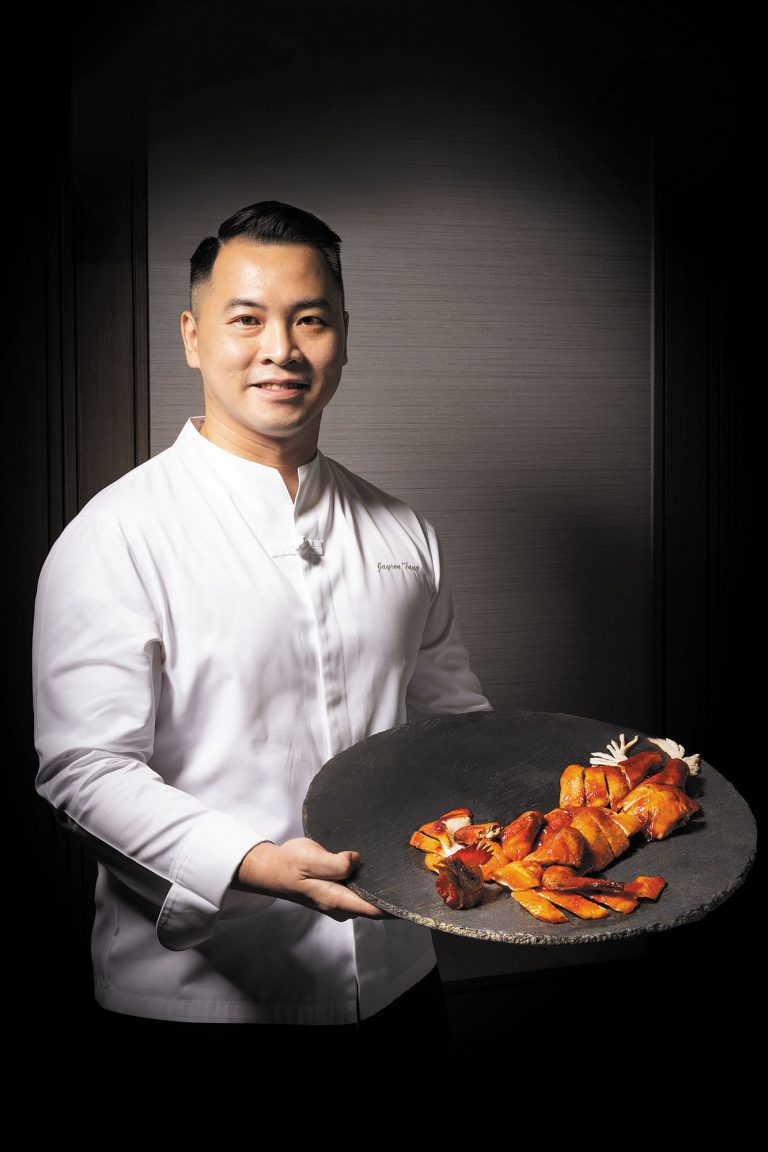 萬豪金殿總廚鄧家濠師傅年紀輕輕就成為摘星名廚，擅長主理風格獨特的創意中菜。

