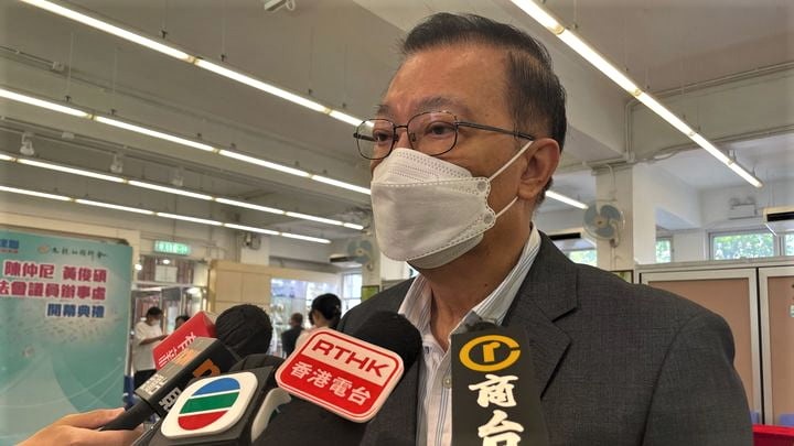 譚耀宗希望「健康驛站」不要集中在深圳，例如讓入境內地的港人到東莞檢疫，再配以閉環式管理。 