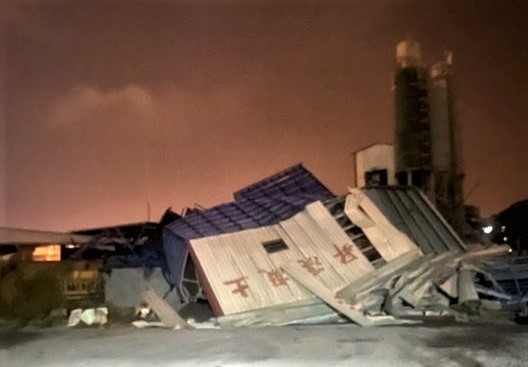 震央關山鎮一間水泥混凝廠在地震中倒塌。