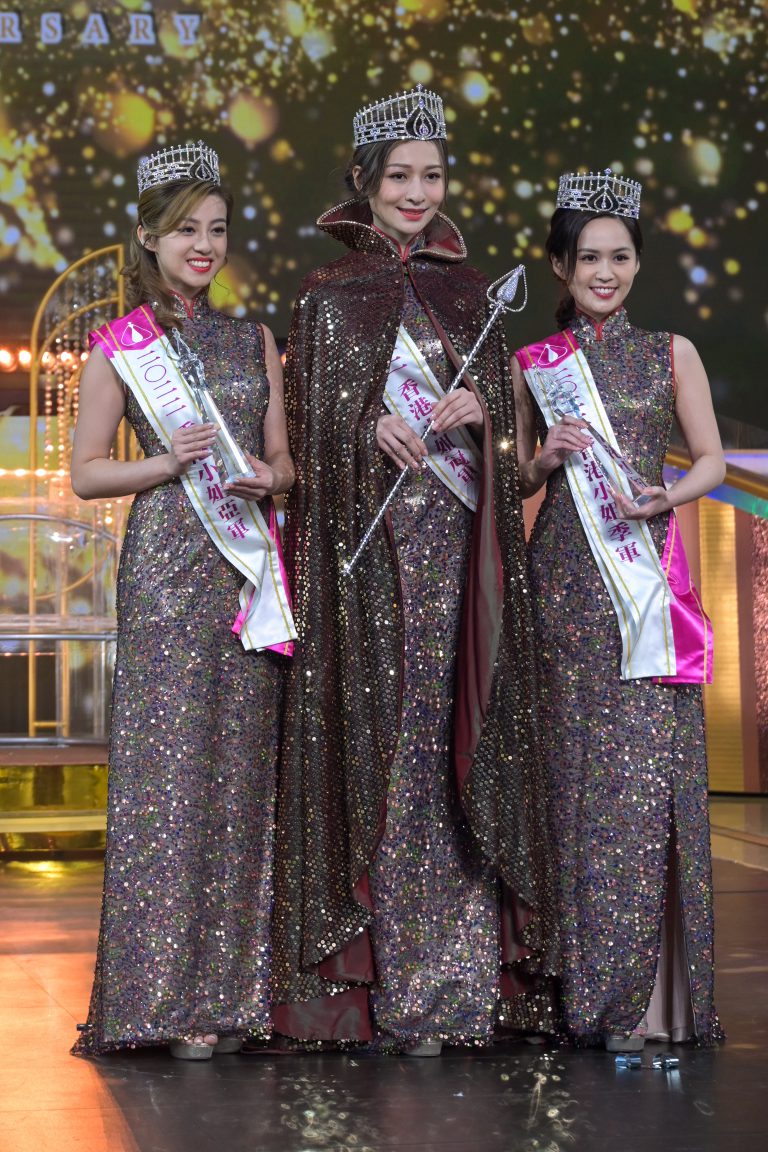 《2022香港小姐競選 》出爐三甲：冠軍林鈺洧（中）、亞軍許子萱（左)、季軍梁超怡（右）。圖：中通社