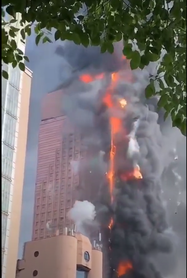 大廈焚燒時，有物件從高處墮下。