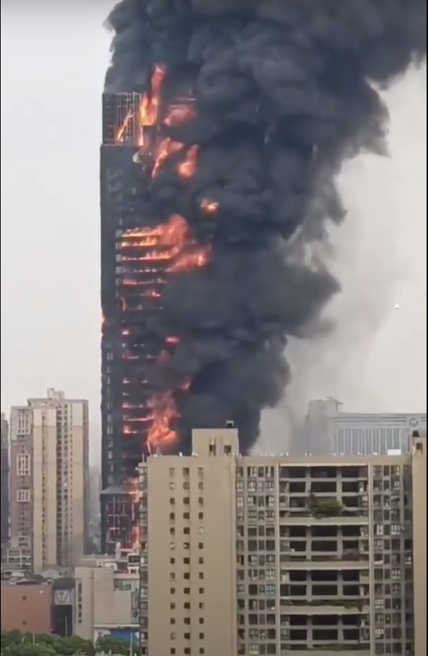 大廈全幢燒着。