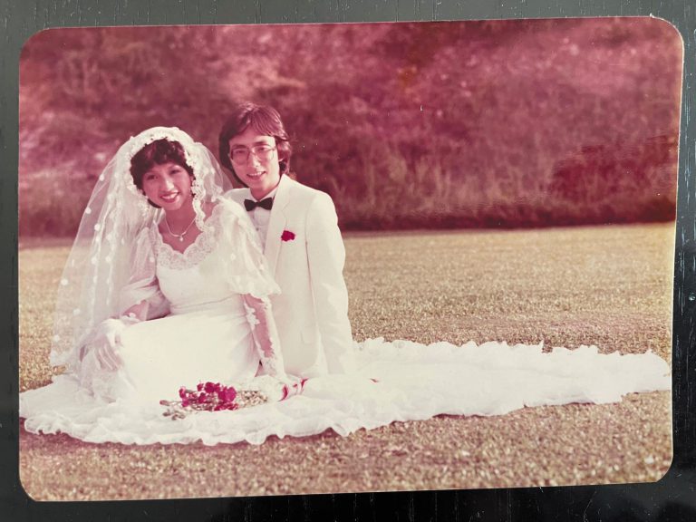 狄志遠40年前與太太「竄入」哥爾夫球場拍攝婚照，認為哥爾夫球場應多些開放予公眾使用。(狄志遠提供)