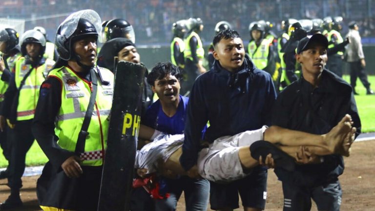 警方指有球迷攻擊警員，形容已經進入無政府狀態。 