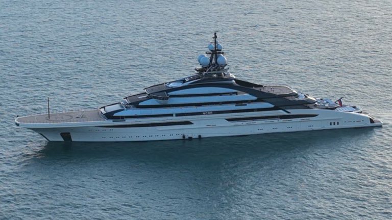 俄羅斯富商莫爾達紹夫（Alexei Mordashov）所擁有的巨型豪華遊艇。