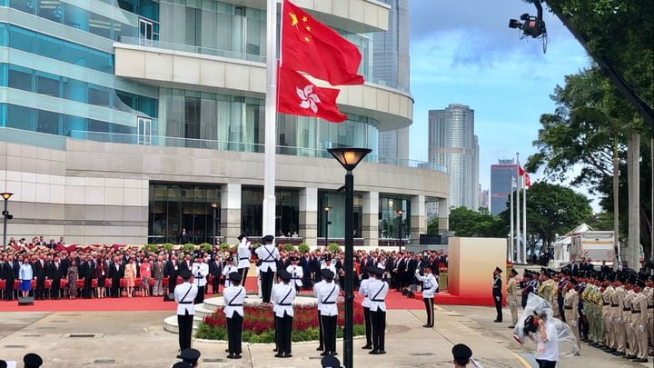 國慶升旗儀式早上8時在灣仔金紫荊廣場舉行，護旗方隊以中式步操進場。
