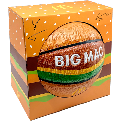 Big Mac 籃球盒上印有姜濤和 Ian 的簽名。