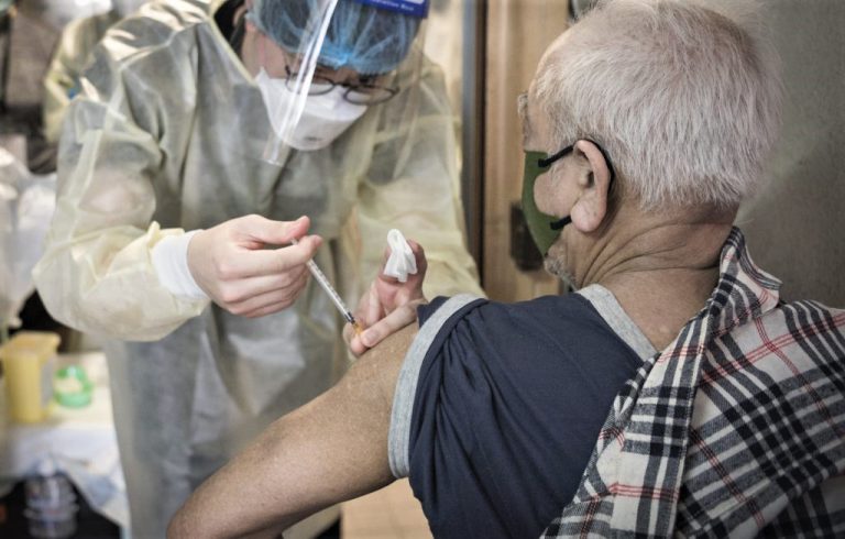 衞生防護中心重申，新冠疫苗對預防重症和死亡情況高度有效，呼籲長者盡快打針。