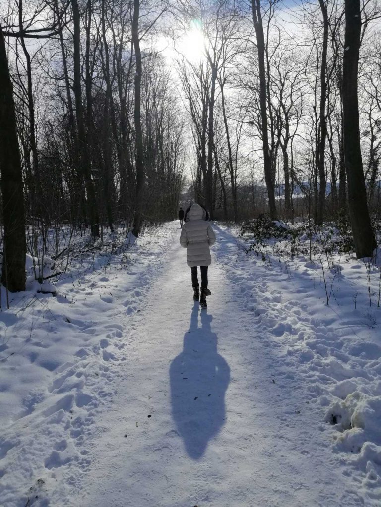 歐洲冬日寒冷，住在德國的港人Janet 走在路上也穿起了厚厚的禦寒衣物。