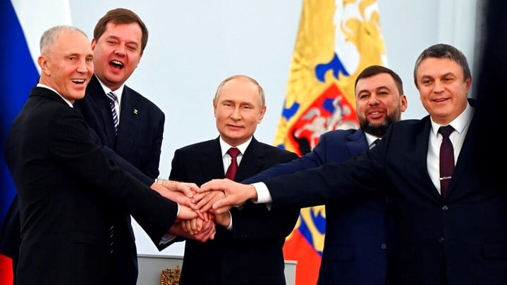 普京（中）與併入俄羅斯的烏克蘭4個州的領袖，在莫斯科完成簽署協議後一起慶祝。