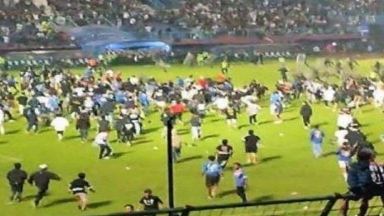 球賽結束後，大批不滿賽果球迷衝入球場抗議和打鬥。