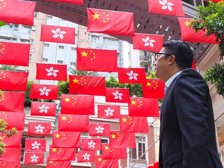 鄧炳強表示，國慶日看到大街小巷掛滿國旗和區旗，旗幟飄揚，令他份外感觸。