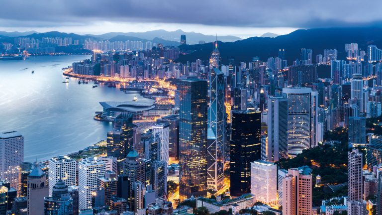 過去三年，香港減少了五萬個經理級工作人口。