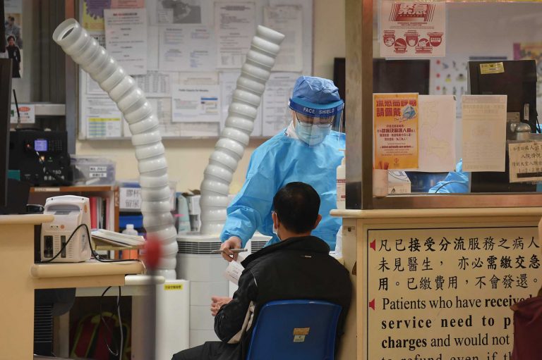 香港醫生人手短缺，目前每千名市民只有約兩位醫生。