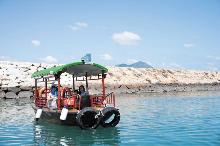 乘坐復刻版的小船「嘩啦嘩啦」暢遊海岸，可更深刻感受避風塘的獨有文化。