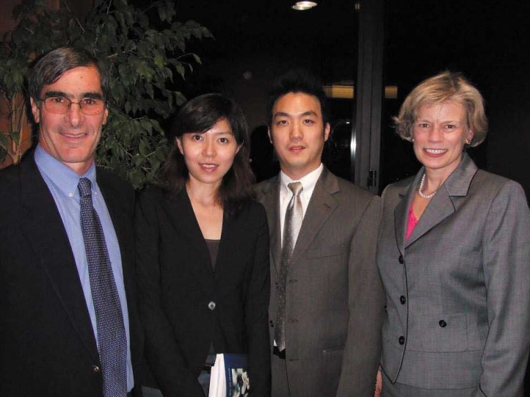 蔣萬安（右二）曾在美國任執業律師，後來放棄美國綠卡，回台從政。