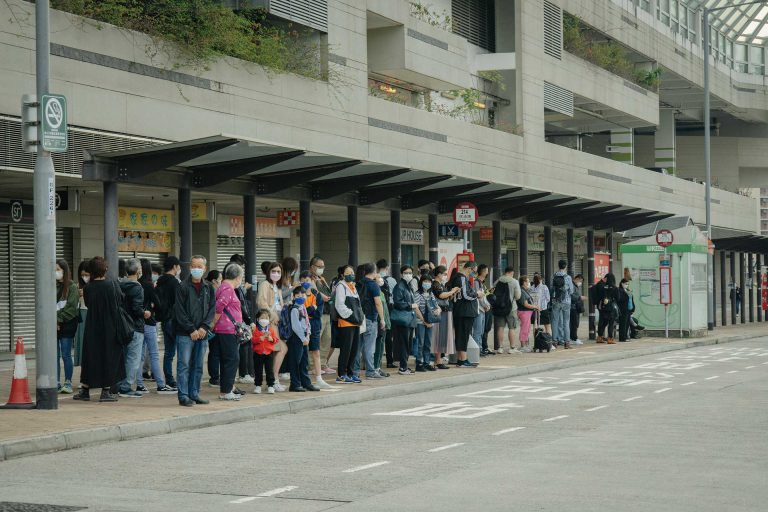 市民與政黨均對政府提出的東九龍高架無軌捷運走線不滿。