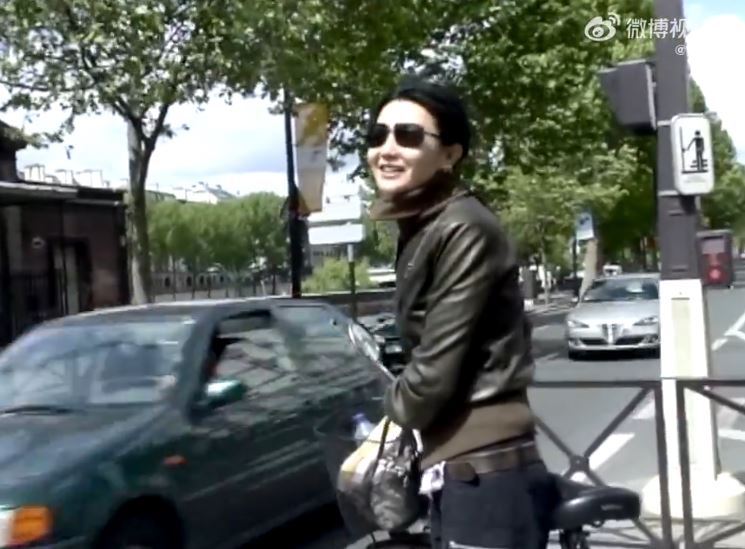 她在巴黎踩單車，十分寫意。
